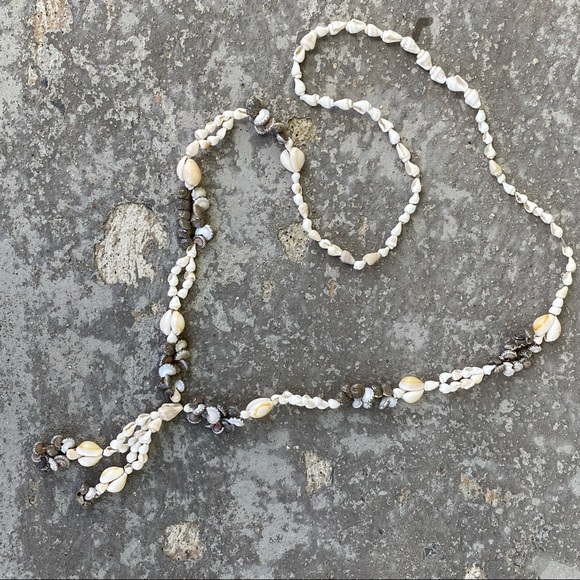 Neutral Vintage Jewelry Lot - 3 Necklaces, 1 Earrings - Picture 11 of 13